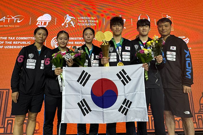 탁구 주니어 대표팀 김경아 코치(왼쪽부터), 유예린, 박가현, 김가온, 최지욱, 최주성 코치. 협회