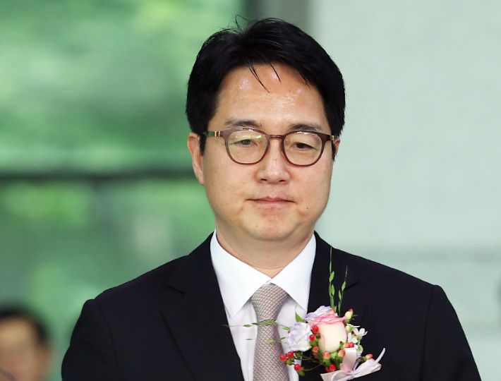 심우정 검찰총장이 2일 서울 서초구 대검찰청에서 퇴임식을 마친 뒤 청사를 나서고 있다. 연합뉴스