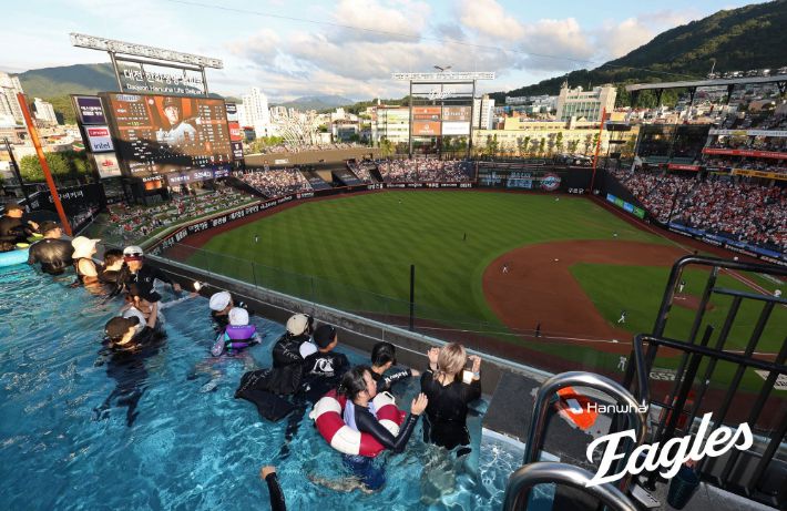올 시즌 최다 매진 행진을 달리고 있는 한화의 홈 경기 모습. 1일에는 구장 내에 설치된 수영장 인피니티 풀도 시범 운영돼 팬들이 시원하게 관전하는 모습. 한화 이글스