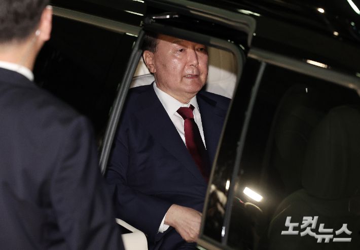 윤석열 전 대통령이 29일 새벽 서울 서초구 서울고등검찰청 청사에 마련된 내란특검 사무실에서 피의자 신분으로 조사를 마친 뒤 귀가하고 있다. 황진환 기자