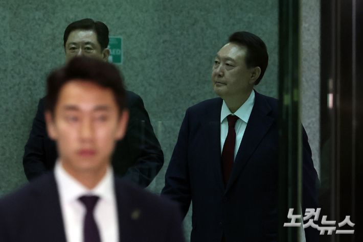 윤석열 전 대통령이 29일 새벽 서울 서초구 서울고등검찰청 청사에 마련된 내란특검 사무실에서 피의자 신분으로 조사를 마친 뒤 귀가하고 있다. 황진환 기자