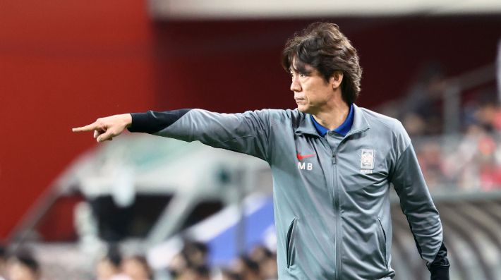 지난달 10일 서울월드컵경기장에서 열린 2026 북중미 월드컵 아시아 3차 예선 최종전 한국과 쿠웨이트의 경기. 한국 홍명보 감독이 작전을 지시하고 있다. 연합뉴스