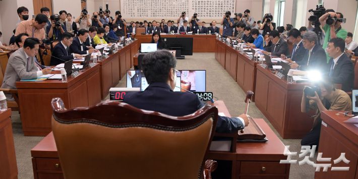 1일 서울 여의도 국회에서 열린 법제사법위원회 전체회의에서 이춘석 위원장이 의사봉을 두드리고 있다. 윤창원 기자