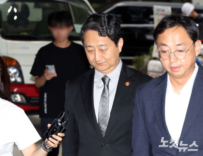 안덕근 산업통상자원부 장관이 2일 오전 서울 서초구 서울고검에 마련된 내란특검 사무실로 출석하고 있다. 황진환 기자