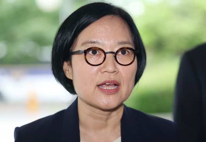 한성숙 중소벤처기업부 장관 후보자가 26일 서울 영등포구 중소기업기술정보진흥원 수도권평가실에 마련된 인사청문회 준비 사무실로 출근하며 취재진 질문에 답하고 있다. 연합뉴스