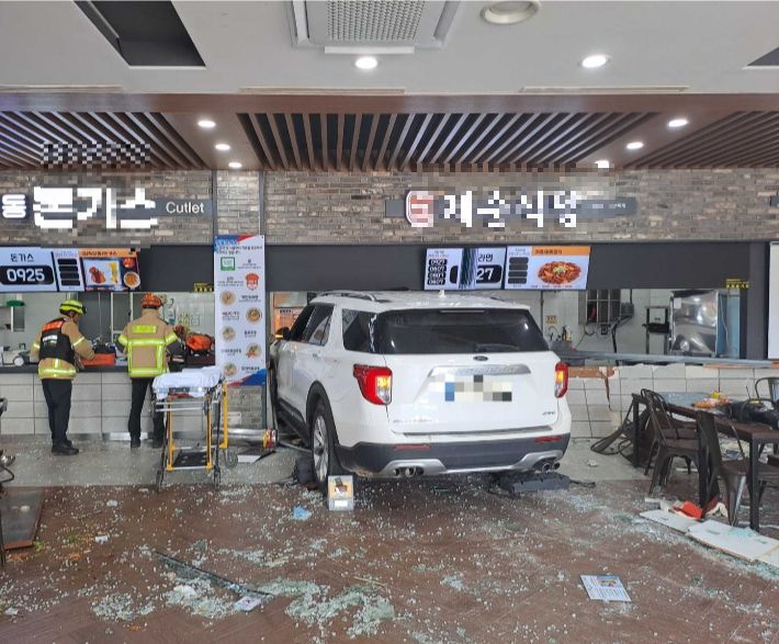 2일 오전 대관령휴게소 식당 안으로 돌진한 차량. 강원소방본부 제공