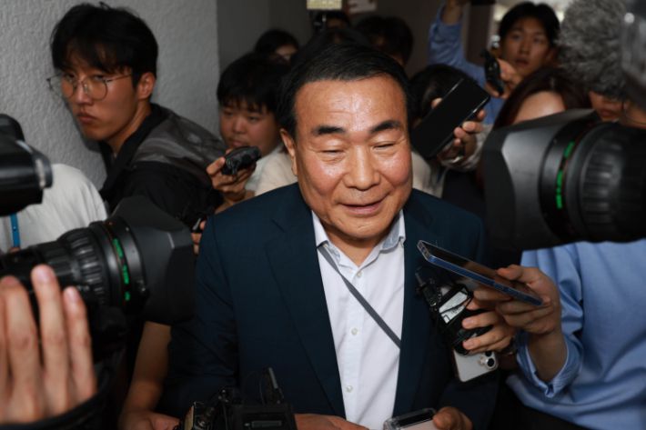 윤석열 전 대통령 배우자 김건희 여사를 둘러싼 각종 의혹을 수사하는 민중기 특별검사팀이 삼부토건에 대해 압수수색에 나선 3일 서울 종로구 삼부토건 사무실이 입주한 건물에서 잠시 나온 특검팀 관계자에게 취재진이 질문하고 있다. 연합뉴스