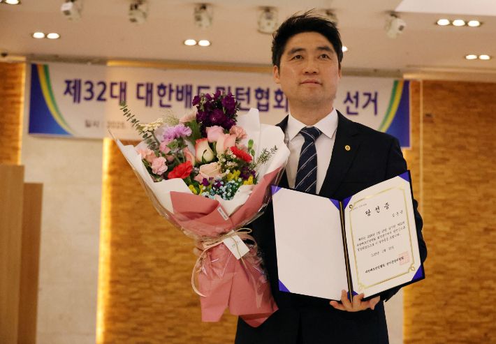 지난 1월 제32대 대한배드민턴협회장으로 당선된 김동문 회장. 연합뉴스