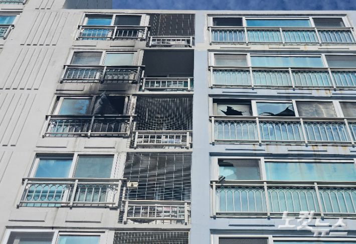 지난 2일 난 불로 아파트 외벽 등이 검게 그을린 모습. 김혜민 기자