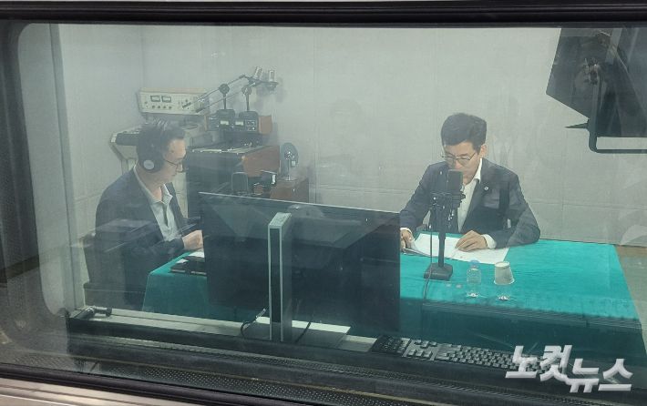 오른쪽부터 윤건영 충북교육감, 김종현 앵커. 충북CBS