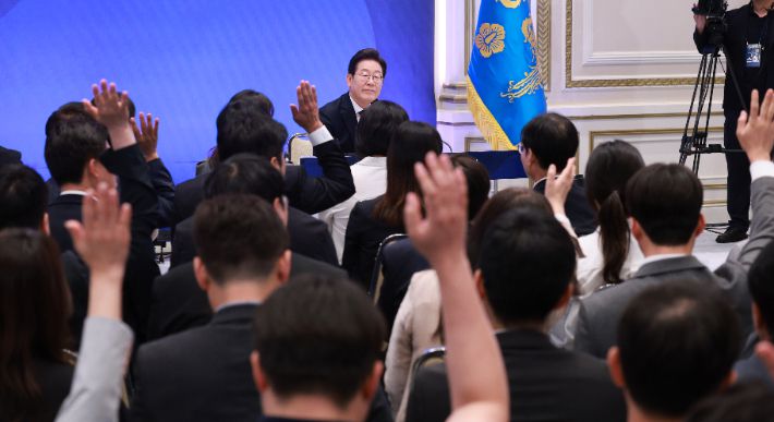 이재명 대통령이 3일 청와대 영빈관에서 열린 '대통령의 30일, 언론이 묻고 국민에게 답하다' 기자회견에서 기자들의 질문을 받고 있다. 연합뉴스