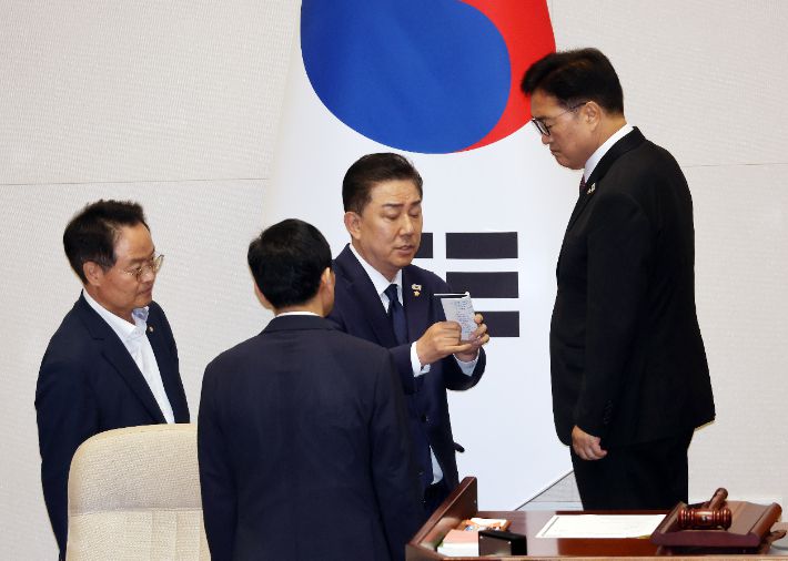 4일 국회 본회의장에서 우원식 국회의장과 더불어민주당 김병기 당대표 직무대행 겸 원내대표가 대화를 나누고 있다. 연합뉴스