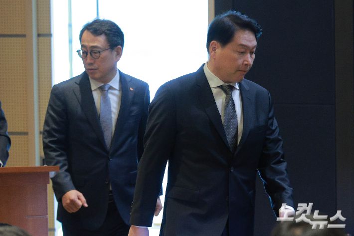 최태원 SK그룹 회장과 유영상 SK텔레콤 대표이사. 류영주 기자