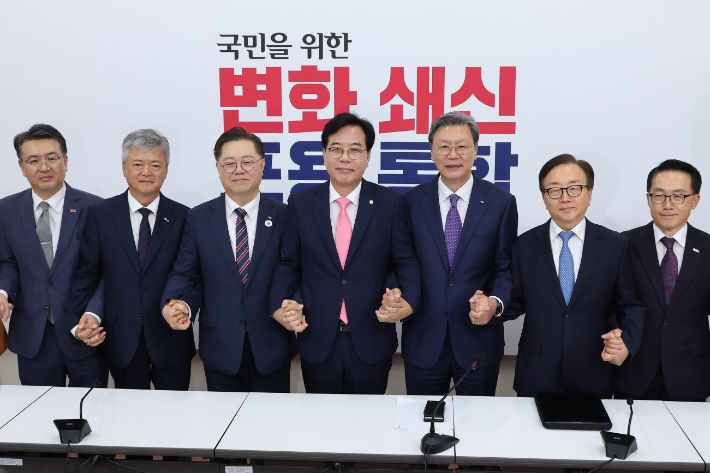 국민의힘 송언석 원내대표가 지난달 25일 서울 여의도 국회에서 열린 경제6단체 부회장단과의 면담에 앞서 기념촬영 하고 있다. 왼쪽부터 오기웅 중소기업중앙회 상근부회장, 이인호 한국무역협회 상근부회장, 박일준 대한상공회의소 상근부회장, 송언석 원내대표, 김창범 한국경제인협회 상근부회장, 이동근 한국경영자총협회 상근부회장, 이호준 한국중견기업연합회 상근부회장. 연합뉴스