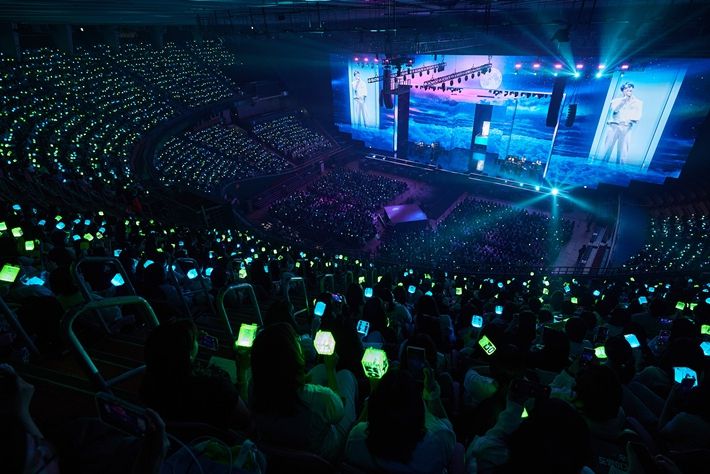 도영은 지난달 13~15일 사흘 동안 서울 송파구 잠실실내체육관에서 두 번째 단독 콘서트 '도어스'를 열었다. SM엔터테인먼트 제공