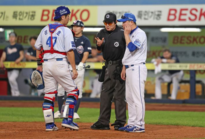 삼성 박진만 감독(오른쪽), 포수 강민호(왼쪽)가 지난달 두산과 경기에서 심판과 대화를 나누는 모습. 삼성