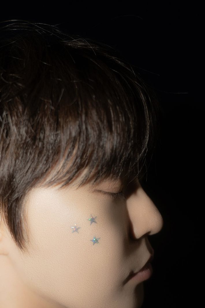 도영은 수록곡마다 테마를 잡고 사진을 촬영했다. NCT 공식 트위터