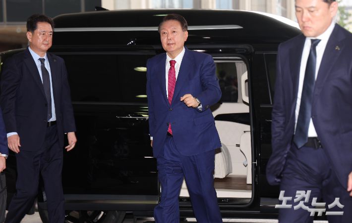 윤석열 전 대통령이 5일 오전 서울 서초구 서울고검 청사에 마련된 내란특검에 2차 소환 조사에 출석하고 있다. 당초 윤 전 대통령은 특검팀이 오전 9시까지 출석해달라고 통보하자, 오전 10시에 출석하겠다며 조율을 시도했다가 거부됐다. 박종민 기자