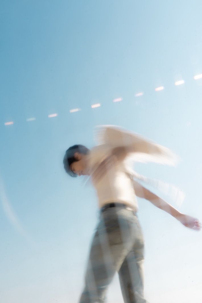 도영은 이번 앨범을 구상하면서 '날개'라는 시각적 이미지를 떠올렸다고 밝혔다. SM엔터테인먼트 제공