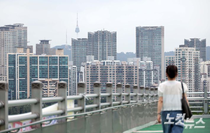 서울 아파트값이 22주 연속 상승했으나 지난달 정부의 고강도 대출 규제 발표 직후 서울의 아파트 매매가격 상승폭이 다소 둔화한 것으로 나타났다. 3일 한국부동산원이 발표한 6월 다섯째 주(6월 30일 기준) 주간 아파트 가격 동향에 따르면 서울 아파트 매매가격은 전주 0.43%에서 0.40%로 상승폭이 소폭 축소됐다. 황진환 기자