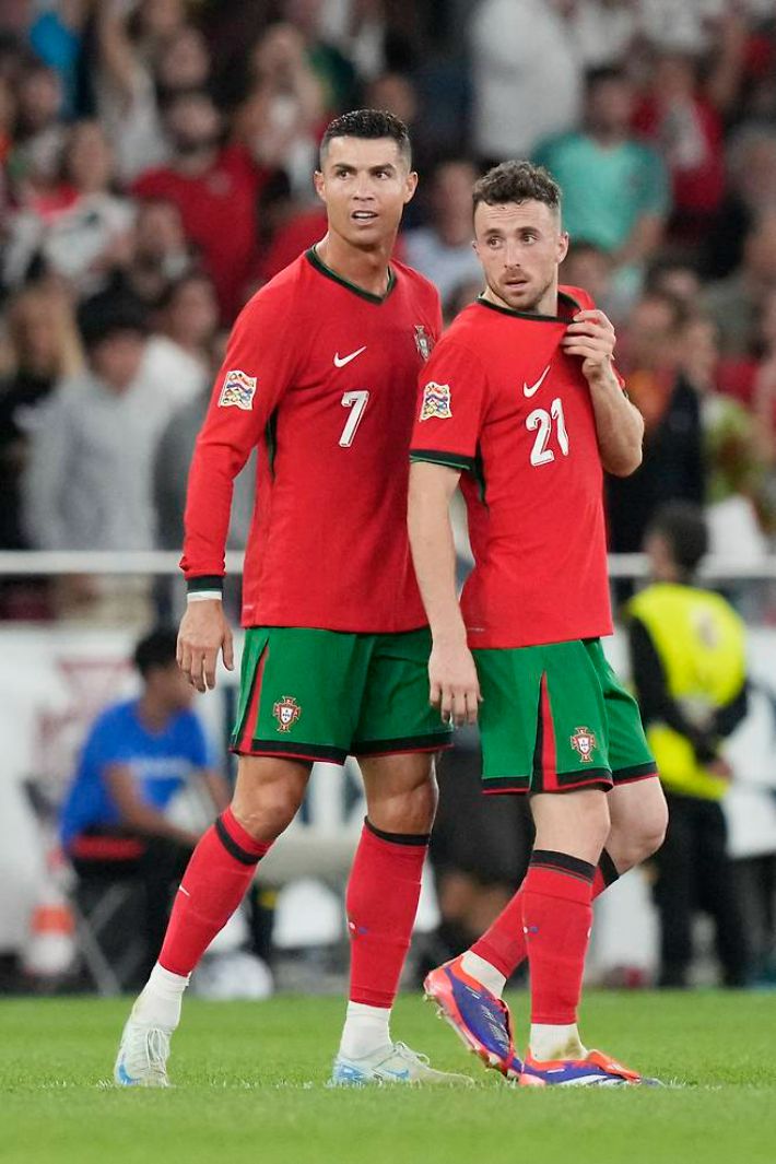 포르투갈 대표팀에서 함께 뛰던 호날두(왼쪽)와 디오구 조타. 연합뉴스