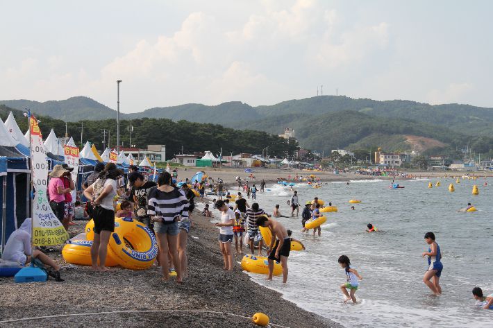 지난해 경주 나정고운모래해변에 모인 시민과 관광객들이 바다에서 물놀이를 하며 한여름의 정취를 만끽하고 있다. 경주시 제공