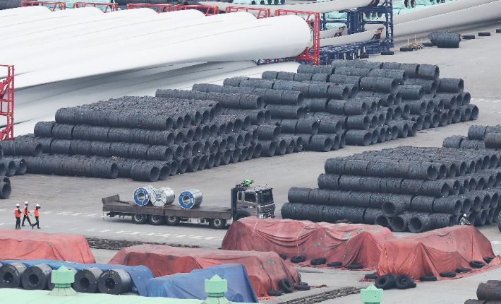 한국은행이 4일 발표한 국제수지 잠정 통계에 따르면 5월 경상수지는 101억4천만달러(약 13조8천300억원) 흑자로 집계됐다. 하지만 철강·자동차 등을 중심으로 수출이 넉 달 만에 감소하는 등 점차 미국 관세 정책의 영향이 나타나고 있다. 연합뉴스