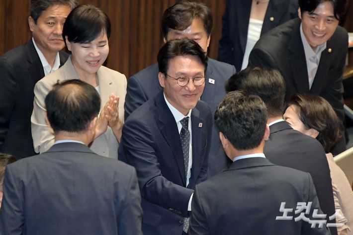 김민석 국무총리 후보자가 3일 서울 여의도 국회에서 열린 제426회국회(임시회) 제4차 본회의에서 임명동의안 통과 후 의원들로부터 축하를 받고 있다. 윤창원 기자