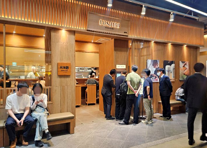 서울시 송파구 신청동에 위치한 잠실 롯데월드몰 5층 분지로에서 입장을 대기하는 고객들. 롯데백화점 제공