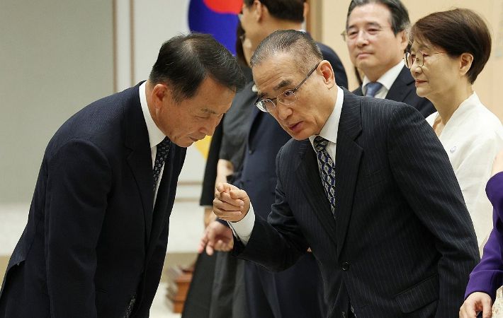 위성락 국가안보실장과 4일 용산 대통령실에서 열린 임명장 수여식에서 김현종 안보 1차장과 대화하고 있다. 연합뉴스