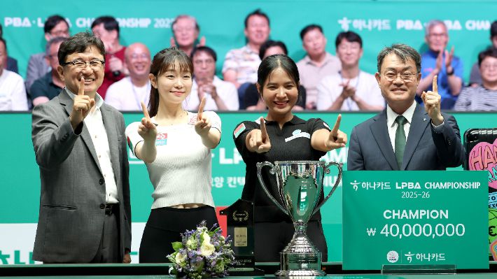 PBA 장상진 부총재(왼쪽부터), 김보라, 스롱, 하나카드 성영수 대표가 기념 촬영한 모습. PBA