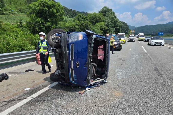 7일 낮 12시 28분쯤 강원 평창군 용평면 영동고속도로 인천방향 평창 휴게소 인근에서 60대 A씨가 몰던 1t 트럭이 중앙 분리대를 들이받았다. 강원소방본부 제공