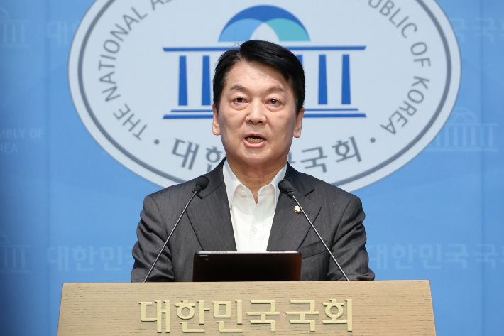 국민의힘 안철수 의원이 7일 서울 여의도 국회 소통관에서 혁신위원장을 사퇴하고 전당대회 출마 의사를 밝히고 있다. 연합뉴스