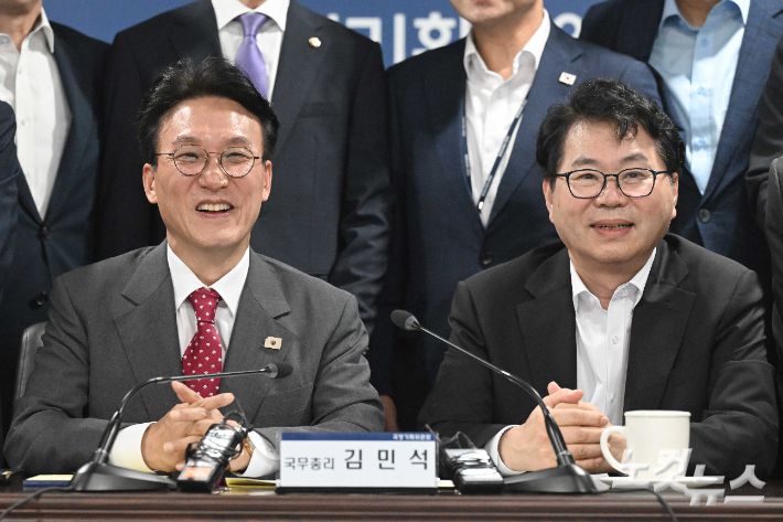 김민석 국무총리와 이한주 국정기획위원회 위원장을 비롯한 참석자들이 7일 오후 서울 종로구 국정기획위원회에서 열린 제4차 전체회의에서 기념촬영을 하고 있다. 정부청사사진기자단