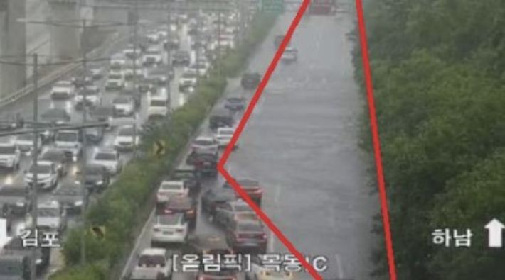 8일 오후 서울에 갑자기 폭우가 내리면서 도로 등 곳곳이 침수됐다. 오후 6시 50분께는 서부권을 중심으로 호우특보도 발효됐다. 사진은 이날 폭우로 침수된 목동 IC 인근 도로. 연합뉴스