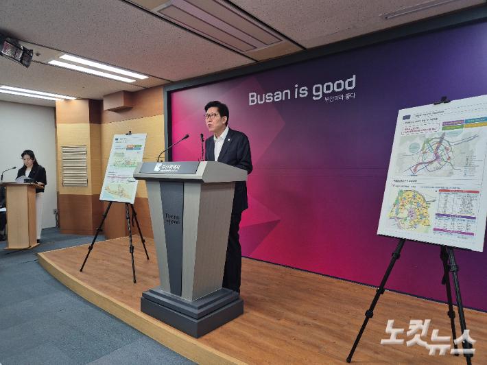 박형준 부산시장이 8일 오전 노후계획도시정비 기본계획(안)에 대해 설명하고 있다. 박중석 기자