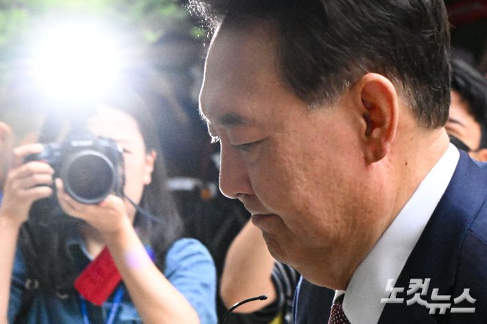 윤석열 전 대통령이 3일 서울 서초구 서울중앙지방법원에서 열린 내란 우두머리 혐의·직권남용 권리행사 방해 혐의 사건 9차 공판에 출석하고 있다. 류영주 기자