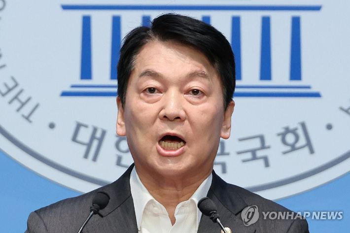 (서울=연합뉴스) 김주성 기자 = 국민의힘 혁신위원장을 맡은 안철수 의원이 7일 서울 여의도 국회 소통관에서 위원장을 사퇴하고 전당대회 출마 의사를 밝히는 기자회견을 하고 있다. 2025.7.7 utzza@yna.co.kr 연합뉴스