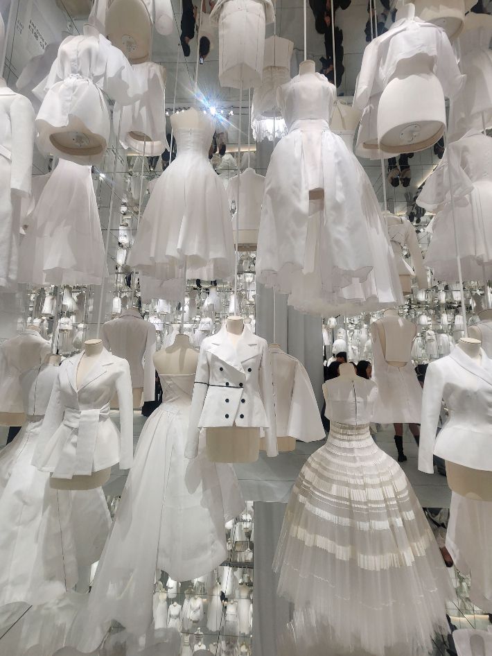 재단사들의 장인 정신을 예찬하는 화이트 컬러의 캔버스 공간과 몽테뉴가 30번지. 곽인숙 기자