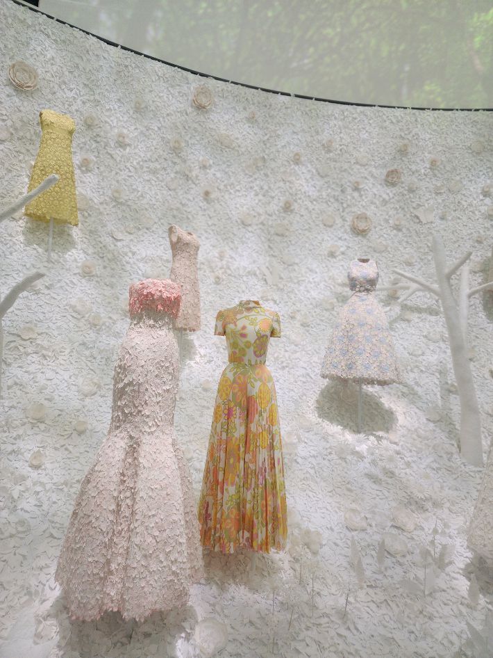 김현주 작가가 식물의 다양한 형태를 한지로 표현한 작품과 디올의 아름다운 아카이브 드레스와 어우러진다. 곽인숙 기자