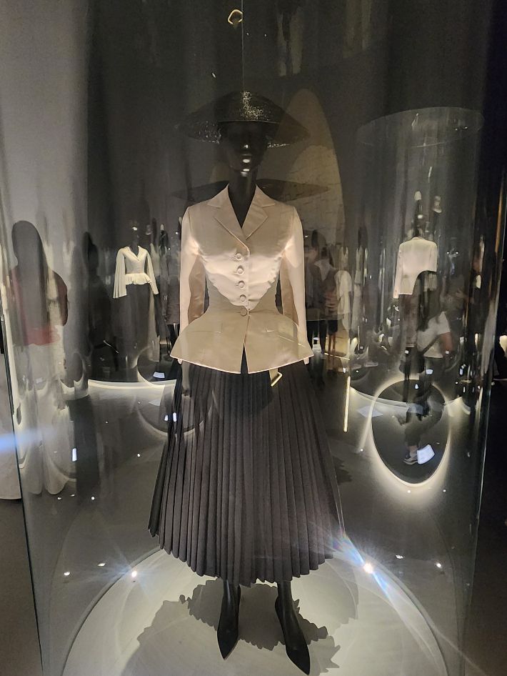 디올이 구현한 여성성의 상징인 '뉴 룩(New Look)'이 등장한다.   허리선을 강조한 재킷 바(BAR)와 발목까지 내려오는 풍성한 스커트는 제2차 세계대전 후 침체된 시대를 사는 여성의 아름다움을 회복시킨 혁신적인 스타일로 자리잡았다. 곽인숙 기자