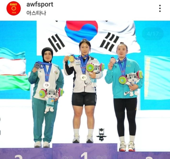 2025 아시아주니어역도선수권 여자 77㎏급 우승한 전희수(사진 가운데)가 시상대에서 금메달을 들어 보이며 기뻐하고 있다. 아시아역도연맹 인스타그램 캡처