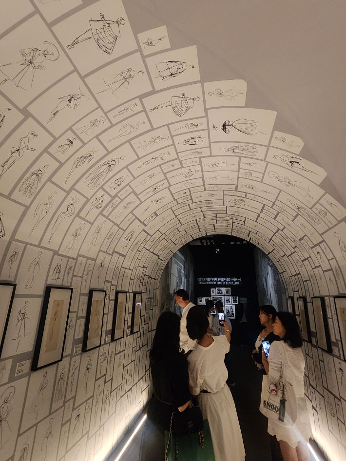 디올의 드로잉으로 가득찬 공간에서 관람객들이 사진을 찍고 있다. 곽인숙 기자