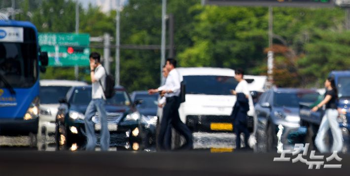 무더위에 길을 걷는 사람들. 박종민 기자