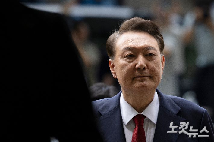 윤석열 전 대통령이 9일 오후 구속 전 피의자 심문(영장실질심사)을 받기 위해 서울 서초구 서울중앙지방법원으로 들어서고 있다. 이날 영장실질심사는 남세진(사법연수원 33기) 영장전담 부장판사 심리로 열린다. 사진공동취재단