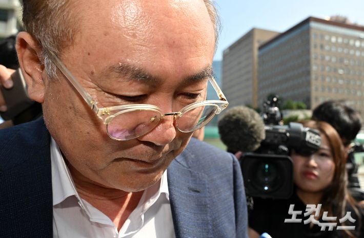 정창래 삼부토건 전 대표가 9일 오전 서울 종로구 KT광화문웨스트 빌딩에 마련된 김건희 특검팀 사무실에 피의자 신분으로 출석하고 있다. 류영주 기자