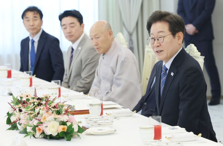 이재명 대통령이 9일 용산 대통령실에서 종교지도자들과 오찬에 앞서 인사말을 하고 있다. 연합뉴스