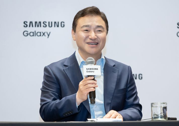 9일(현지시간) 미국 뉴욕에서 삼성전자 DX부문장 직무대행 노태문 사장이 '삼성 갤럭시 언팩 2025' 행사 직후 국내 기자간담회를 진행하고 있는 모습. 삼성전자 제공