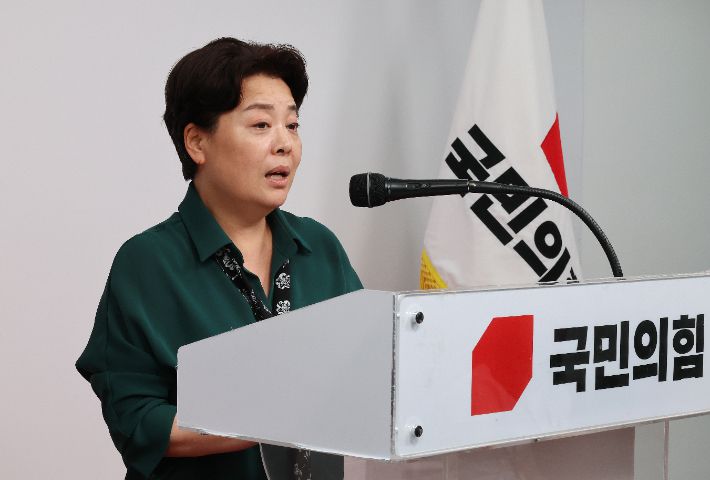 국민의힘 윤희숙 혁신위원장이 10일 서울 여의도 당사에서 제1차 혁신위원회 회의 결과를 브리핑을 하고 있다. 연합뉴스