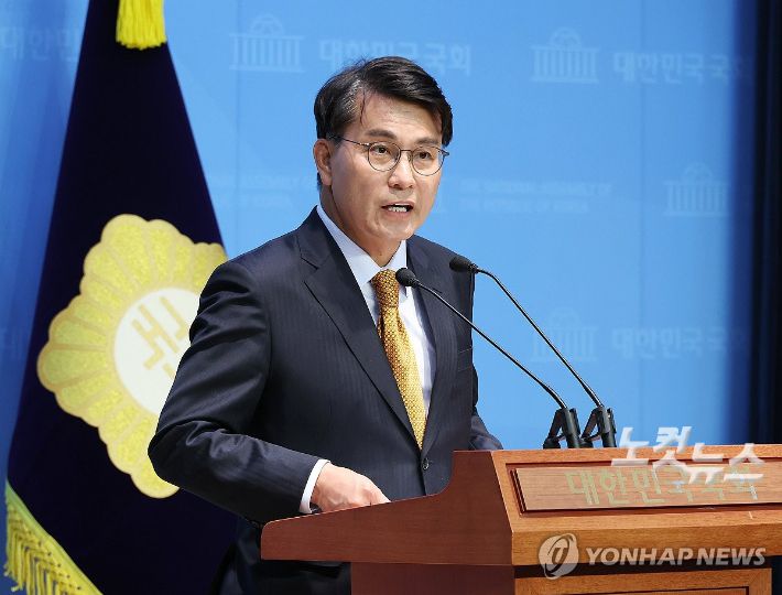 (서울=연합뉴스) 김주형 기자 = 국민의힘 윤상현 의원이 18일 서울 여의도 국회 소통관에서 현안과 관련해 회견하고 있다. 2025.5.18 kjhpress@yna.co.kr 연합뉴스